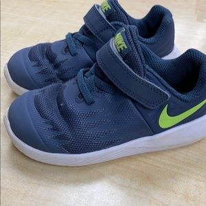 Nike toddler boys 8c tennis shoes